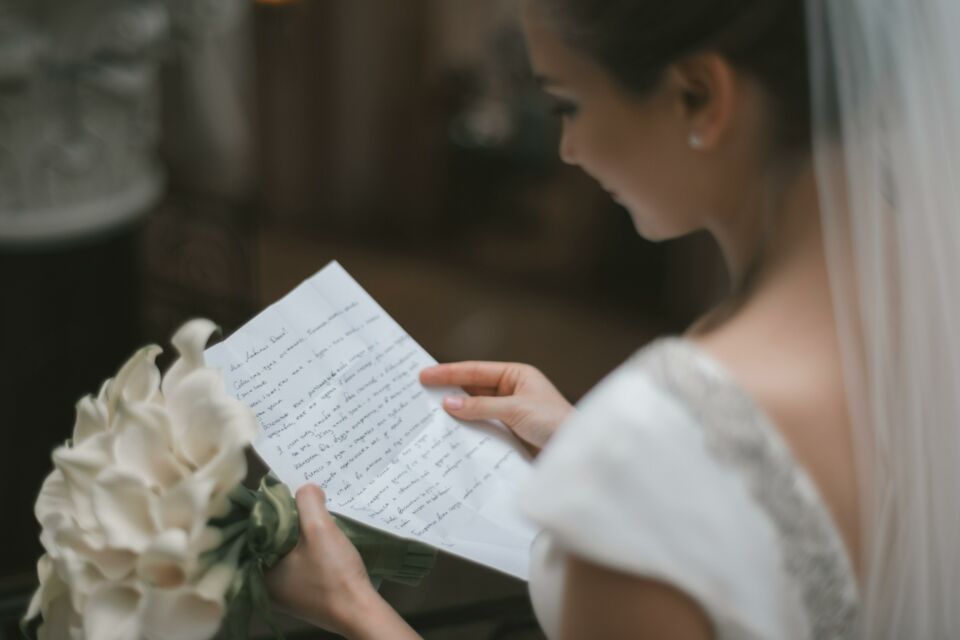 Pexels - Photo d'illustration - Certains proches des mariés font appel à des professionnels de la rédaction de discours par crainte du jugement ou de ne pas être à la hauteur, dans le but d'exprimer leurs émotions de façon plus fluide.
