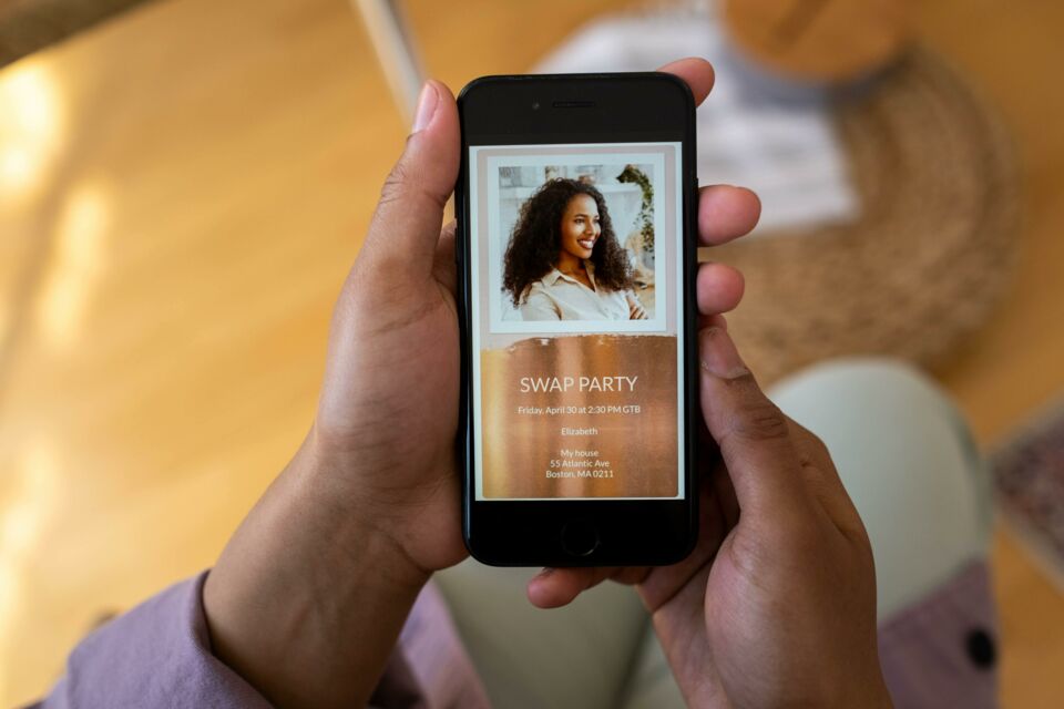Pexels - Photo d'illustration - De plus en plus de couples optent pour des invitations électroniques, alliant économie et respect de l'environnement.