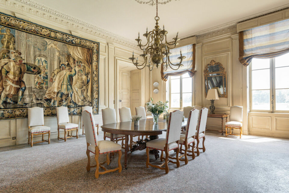 ABC Salles - Plongez dans l'élégance et le charme du Château de Pennautier, une résidence historique magnifique et prestigieuse.