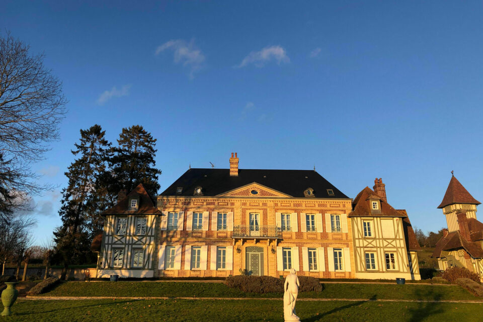 ABC Salles - Découvrez le Château de Rabut, un lieu enchanteur où histoires et festivités se rencontrent. Laissez-vous séduire par son charme authentique et sa beauté intemporelle, idéal pour des événements inoubliables.
