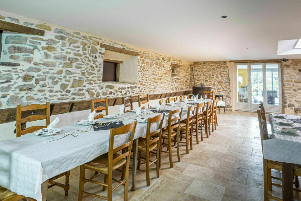 ABC Salles - Plongez dans l'atmosphère chaleureuse deLa Ferme des 3 Suissesses, un lieu empreint d'authenticité et de convivialité, offrant un cadre exceptionnel pour vos événements de grande ampleur. 