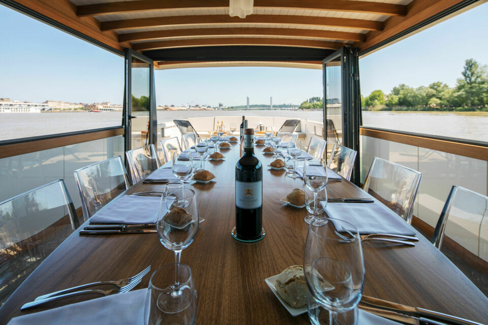 ABC Salles - Photo d'illustration - La Maison du Fleuve, un restaurant enchanteur où la beauté de la nature rencontre l'élégance intemporelle. Un cadre idyllique qui plaît de plus en plus aux époux désireux de célébrer leur grand jour entourés de ceux qui comptent le plus.