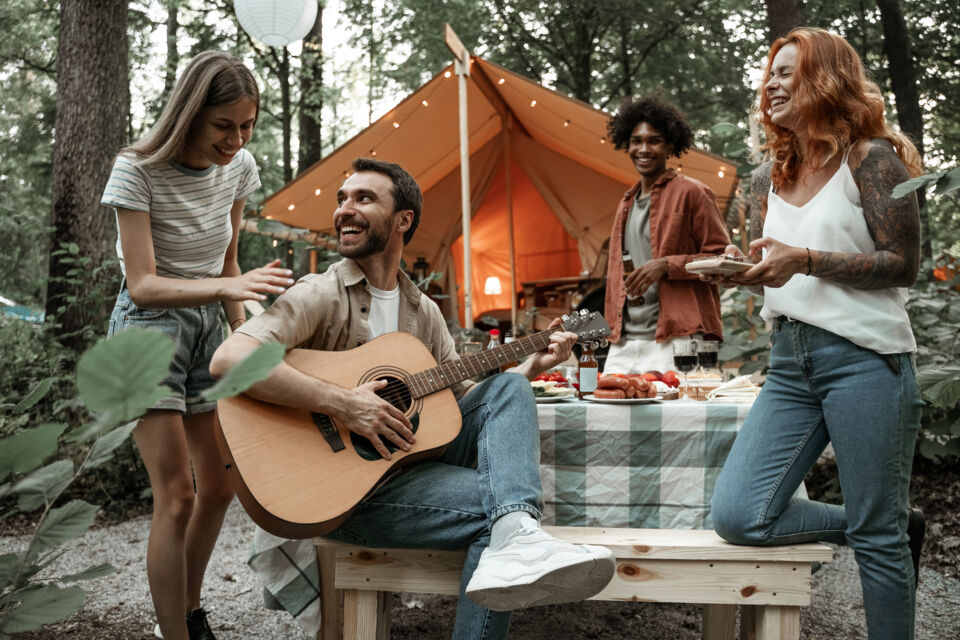 Adobe Stock - photo d'illustration - Le camping connaît un engouement sans précédent auprès des Français de part sa simplicité et sa convivialité. Une activité de vacances, certes, mais aussi un type de lieu tout indiqué pour les rassemblements et une thématique de fête.