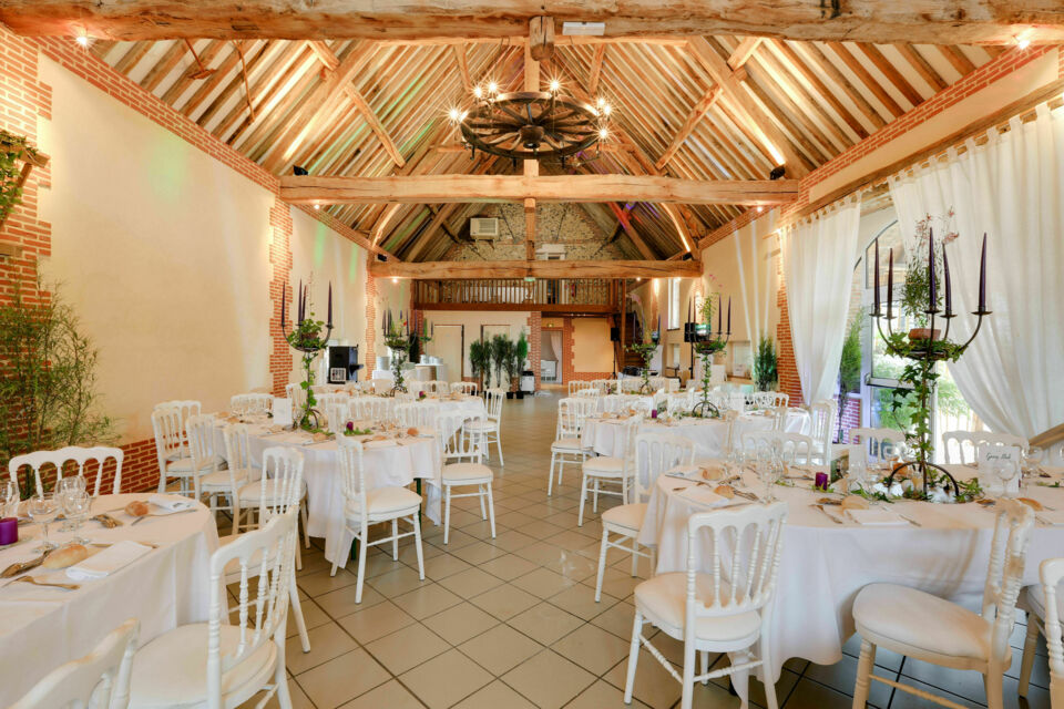 ABC Salles - La Grange de Rouville, un refuge enchanteur pour des moments magiques. Cette grange pittoresque, nichée au cœur de la nature, offre un cadre idyllique pour célébrer les instants les plus précieux de la vie, comme votre grand jour.