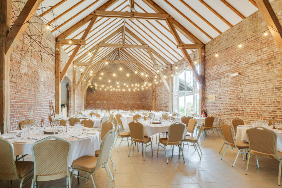 ABC Salles - La Grange des Triplés, une ancienne bâtisse transformé en un espace de réception magnifique, où se mêlent poutres apparentes et atmosphère authentique.