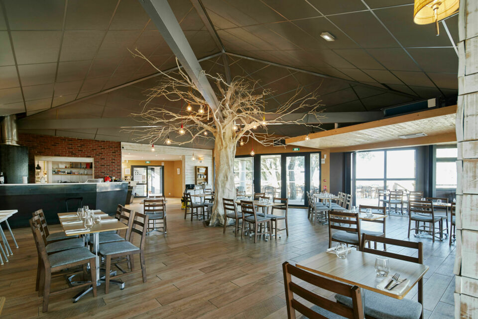 ABC Salles - La Dune de Jade, un restaurant plein de charme offrant une vue imprenable sur l'estuaire et l'océan, un cadre idyllique pour des noces inoubliables.