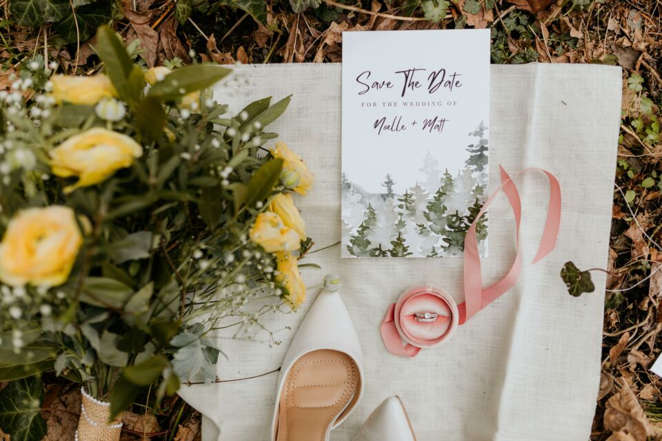 Pexels - 1 an avant et trois mois après la célébration des noces ? Pour une bonne organisation et un mariage sans stress, on vous partage la chronologie à suivre pour l'envoi de vos faire-part et mots de remerciements.