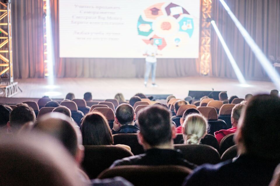 Pexels - Photo d'illustration - Le rapport annuel 2023 du Bureau des conférenciers de l'AAE offre un aperçu précieux des pratiques et des opportunités pour les organisateurs d'événements, les aidant à adapter leurs stratégies pour garantir la réussite de leurs rassemblements.