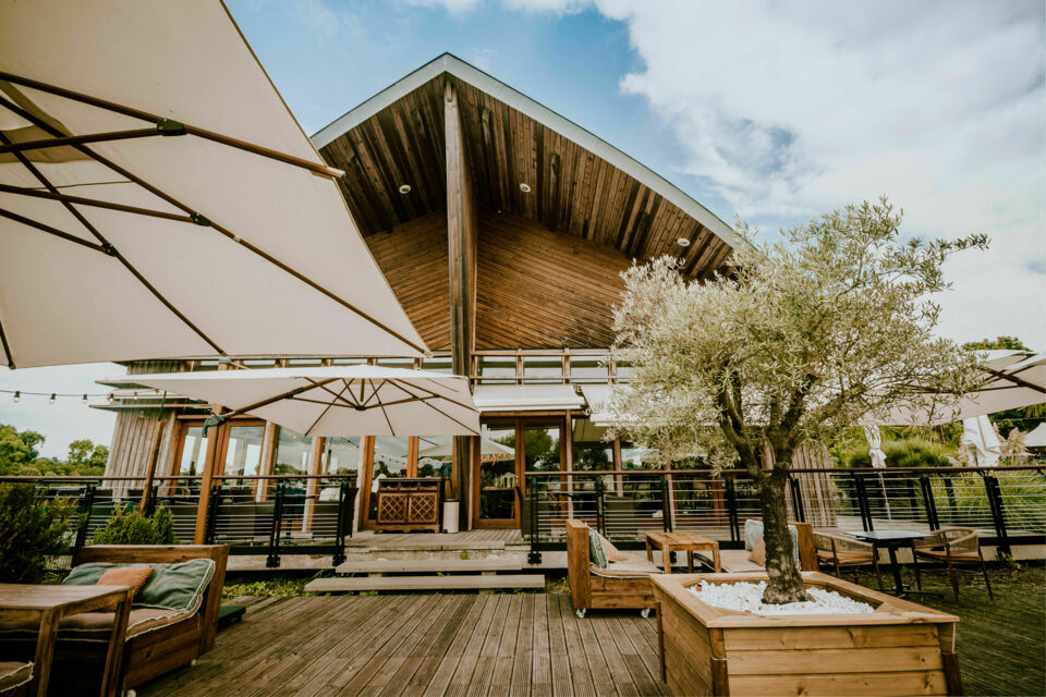 ABC Salles - Niché dans un cadre idyllique, la Java est un sublime restaurant qui vous permet à la fois de vous sustenter de délicieux mets et qui vous propose une multitude d'activités aquatiques. Divertissez vos invités avec du canoé-kayak, du paddle, de la pêche ou encore du beach-volley. 