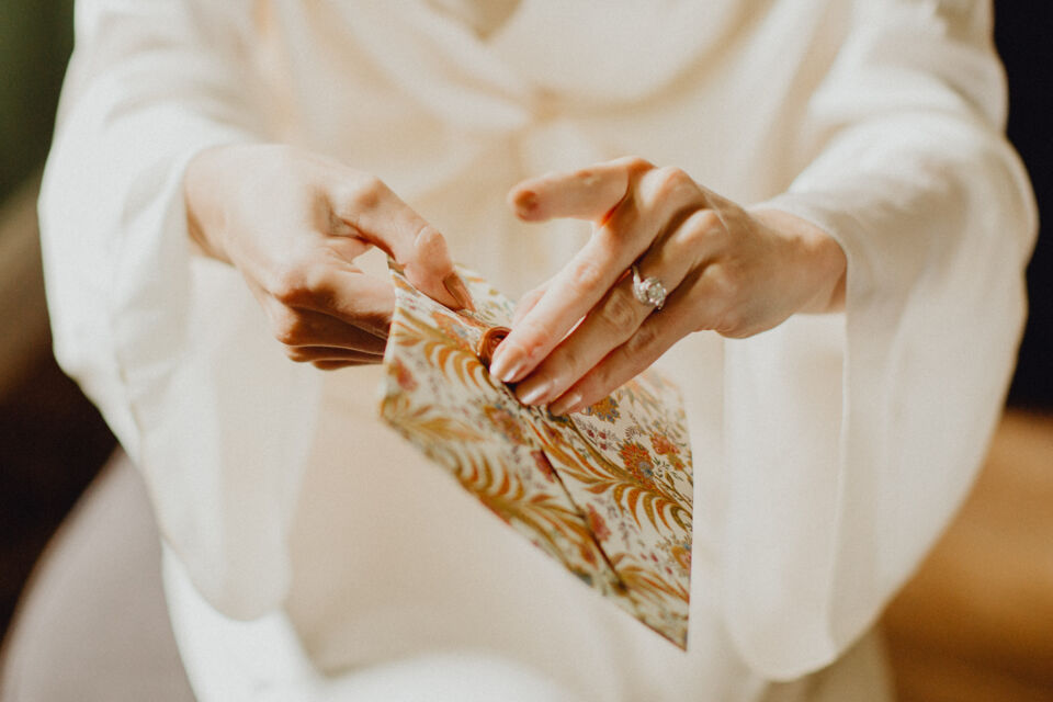 Adobe Stock – Photo d’illustration - Les faire-part de remerciement de mariage sont une manière élégante et personnelle de montrer sa gratitude envers les invités qui ont partagé ce moment spécial avec vous.