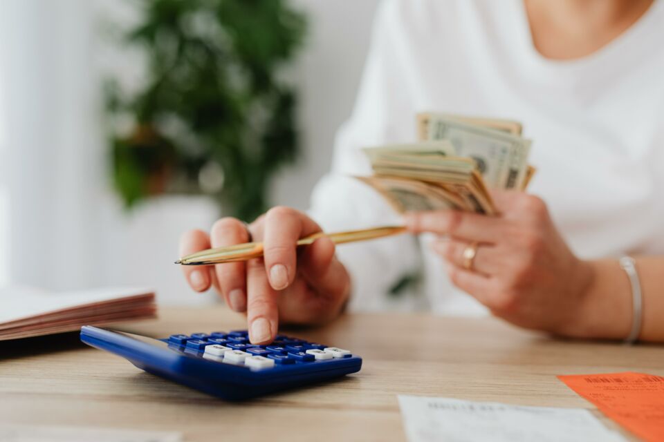 Pexels – Un mariage est un investissement. Son coût moyen est compris entre 10000 et 15000 euros, en France. C’est la raison pour laquelle les couples peuvent compter sur leurs économies, contracter un prêt bancaire ou recourir à l’organisation de noces participatives. 