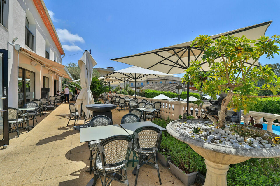 ABC Salles - L'hôtel Perla Riviera n'attend que vous et vos collaborateurs pour votre prochaine déjeuner d'affaires. C'est dans un cadre idyllique que vous parlerez business en savourant une délicieuse cuisine française et méditerranéenne. 