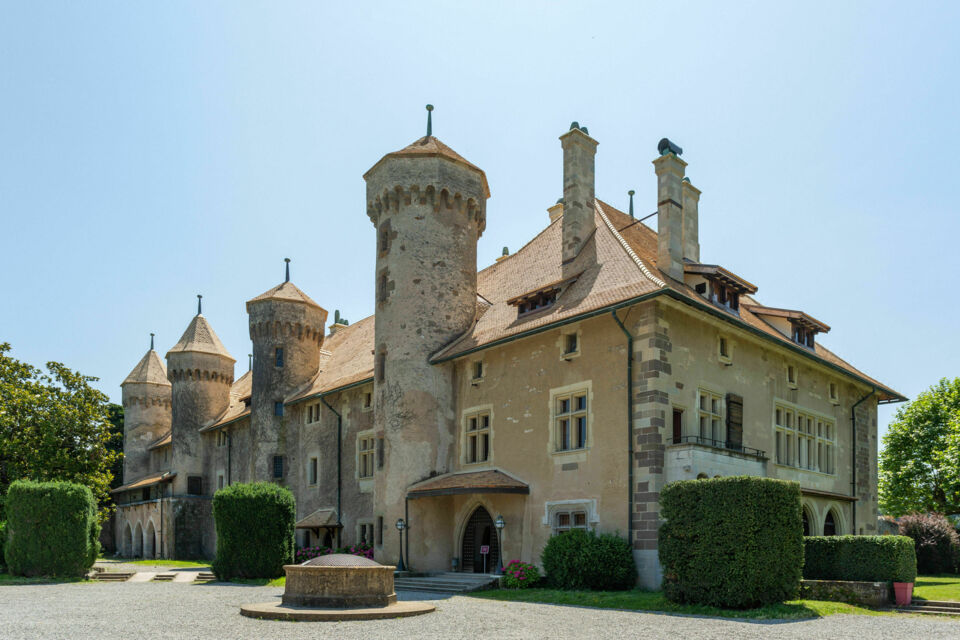 ABC Salles - Plongez dans l'histoire et la beauté du Château de Ripaille, un lieu magique entouré d'un paysage pittoresque qui offre un cadre enchanteur pour célébrer des moments uniques. 
