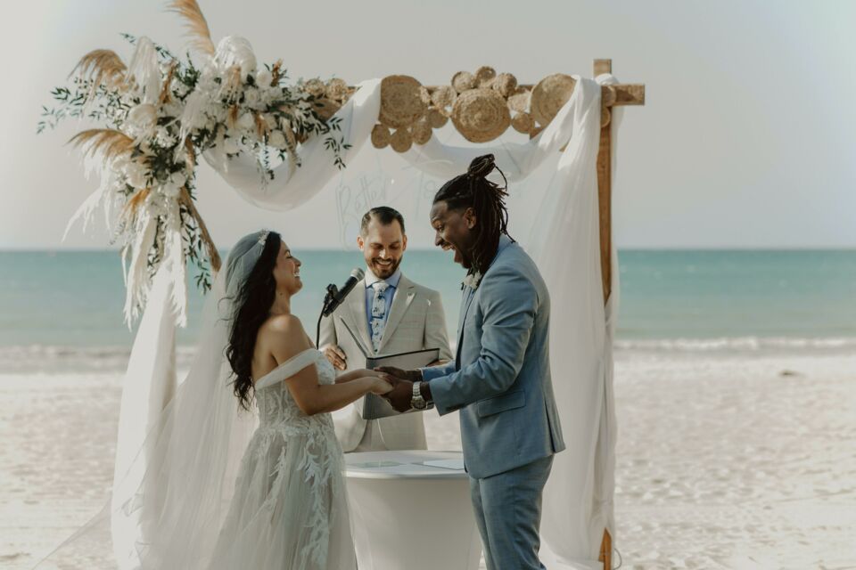 Pexels – La responsabilité de l’officiant d’une cérémonie laïque est grande puisque c’est sur lui, son organisation et sa capacité à coordonner tous les intervenants que repose le succès d’un mariage. Il incombe donc aux mariés de lui poser des questions cruciales pour leur sérénité.