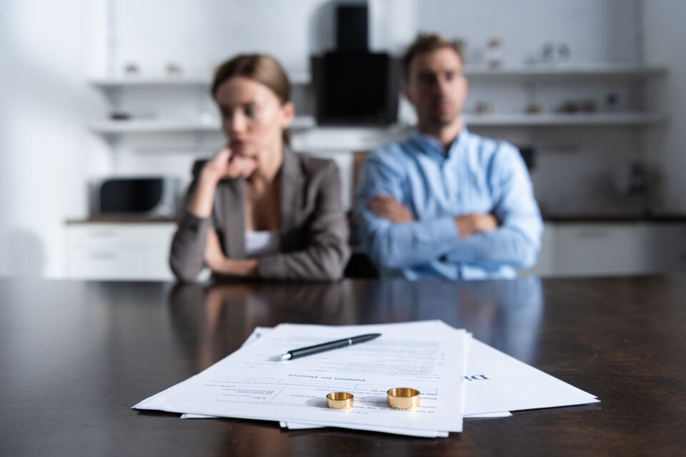 Adobe Stock - Le divorce est un processus long et complexe, impliquant des défis émotionnels ainsi que des aspects juridiques et financiers importants. Connaître vos droits et devoirs vous aidera à traverser cette période de transition avec confiance et sérénité. 