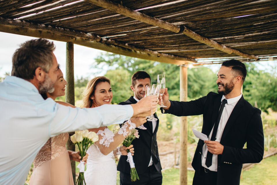 AdobeStock – Amis, famille, proches, collègues, comment bien choisir les convives qui figureront sur sa liste d’invités de mariage ? Découvrez les critères qui vous aideront à faire ce choix de grande importance.