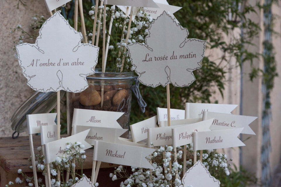 Adobe Stock – Etablir un plan de table est essentiel pour s’assurer que l’ambiance soit au rendez-vous lors de votre repas de mariage. Un outil aussi utile que décoratif, dont l’esthétique doit lui permettre de se fondre dans votre réception.
