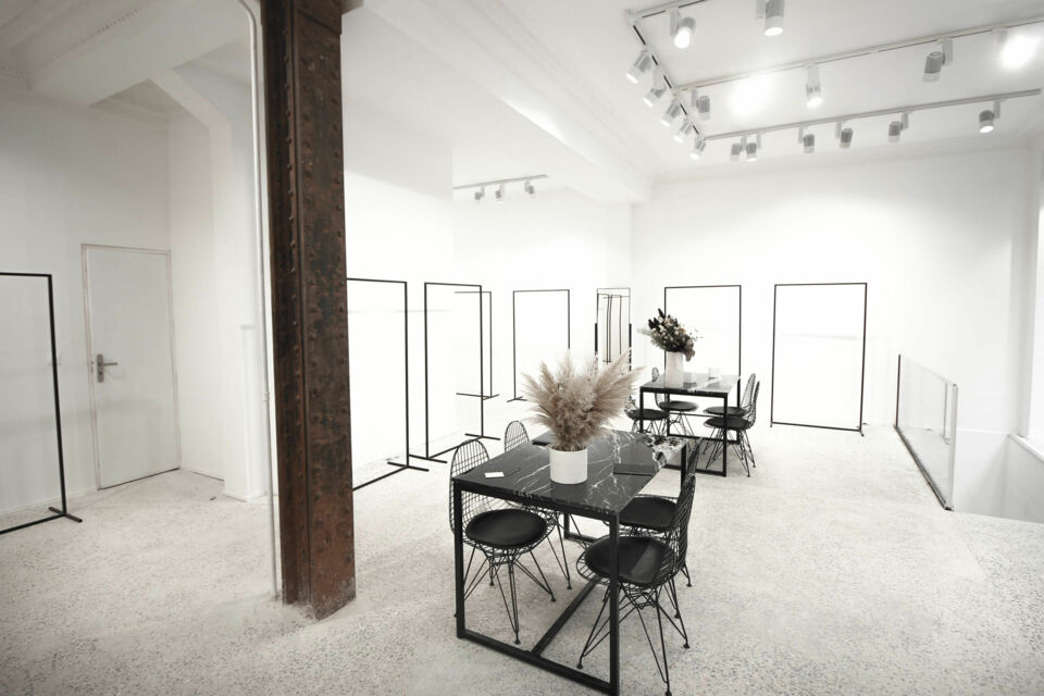 ABC Salles - La Galerie 21 Chapon, un espace élégant et authentique niché au cœur du Haut Marais où vous pourrez donner vie à des défilés artistiques uniques, propices à l'expression de la créativité.