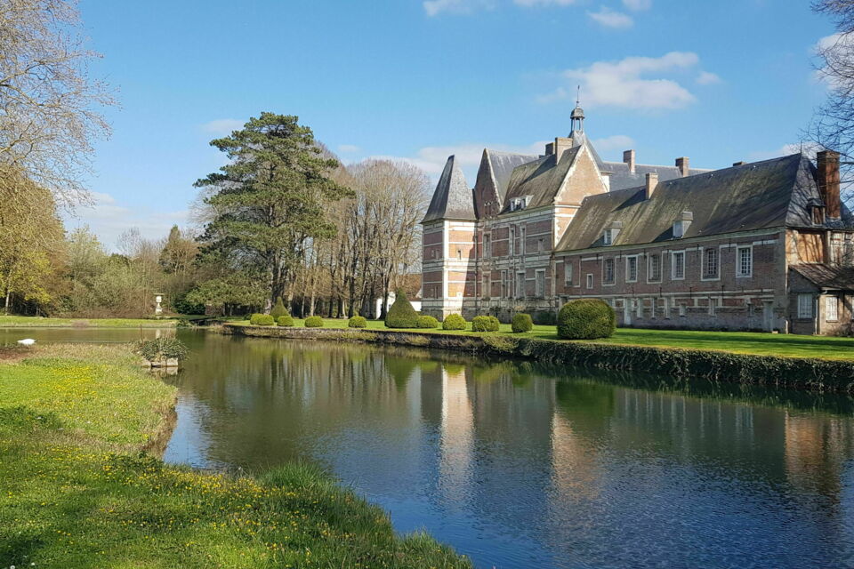 ABC Salles - Invitez vos convives à se délecter de la sublime vue du Château de Troissereux à l'occasion de votre prochain événement estival. 