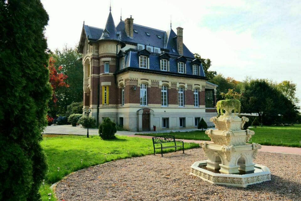 ABC Salles - Le Château de Moliens vous ouvre ses portes pour l'organisation de vos célébrations estivales. Découvrez un lieu unique et authentique qui offrira un charmant cadre bucolique à vos convives.