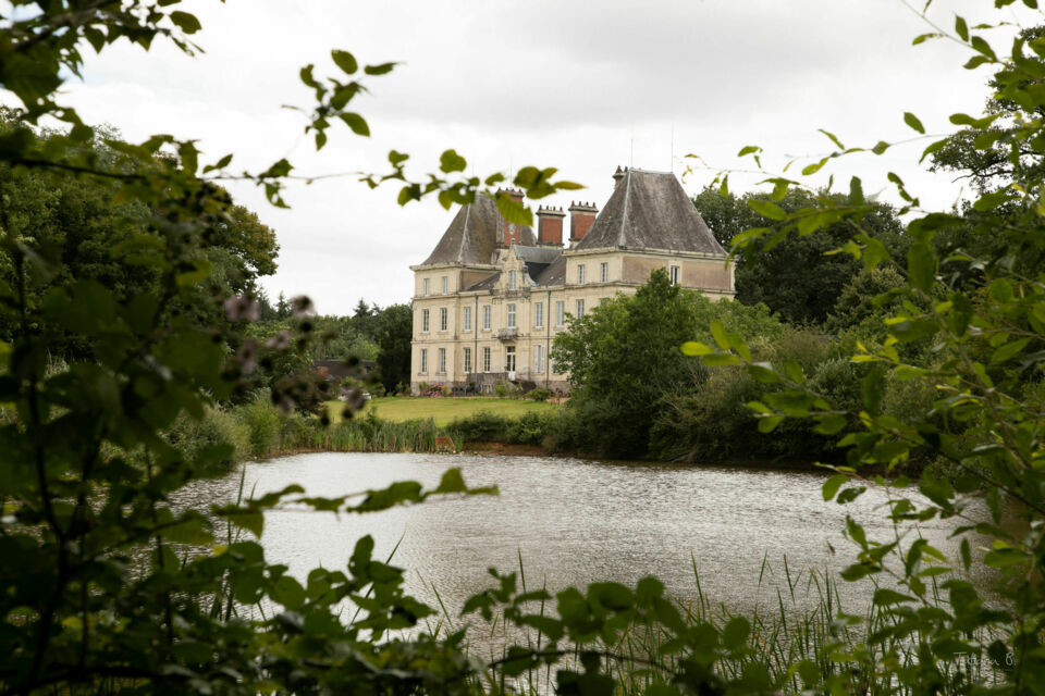 ABC Salles - Cet été, réfugiez-vous en zone rural au Château l'Escale pour votre prochaine célébration ! La verdure et le plan d'eau se chargera de maintenir vos convives au frais pour profiter au mieux des festivités. 