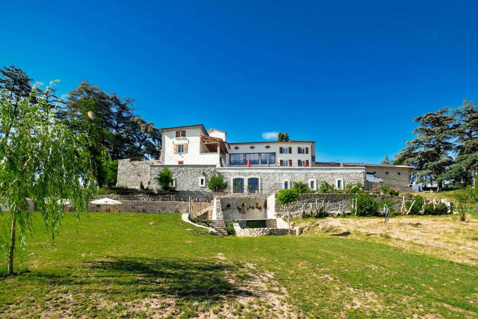 ABC Salles - Le Domaine de Combe Beluze, une demeure de caractère située à Mison où vous pourrez profiter d'une magnifique vue sur les lacs et rivières environnantes.