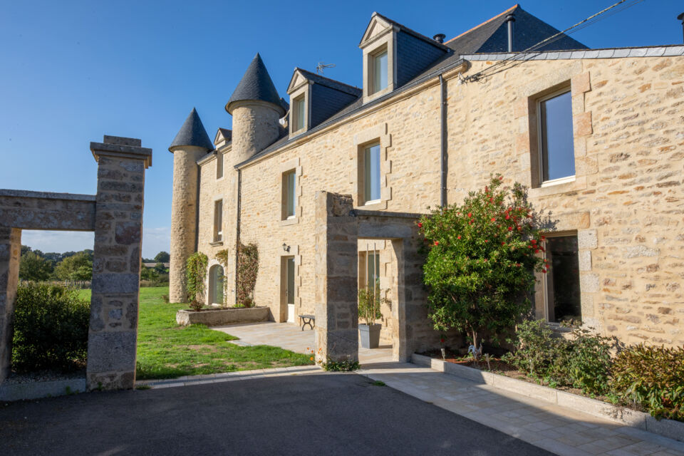 ABC Salles - Le Domaine de Kerbillec, un havre de paix de 8 hectares proche de la nature, situé à seulement 10 minutes de Vannes et au bord d'un lac.