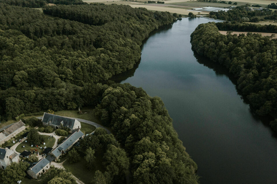 ABC Salles - Le Manoir de Randrecard, un joyau architectural bordé d'un étang de 13 hectares.