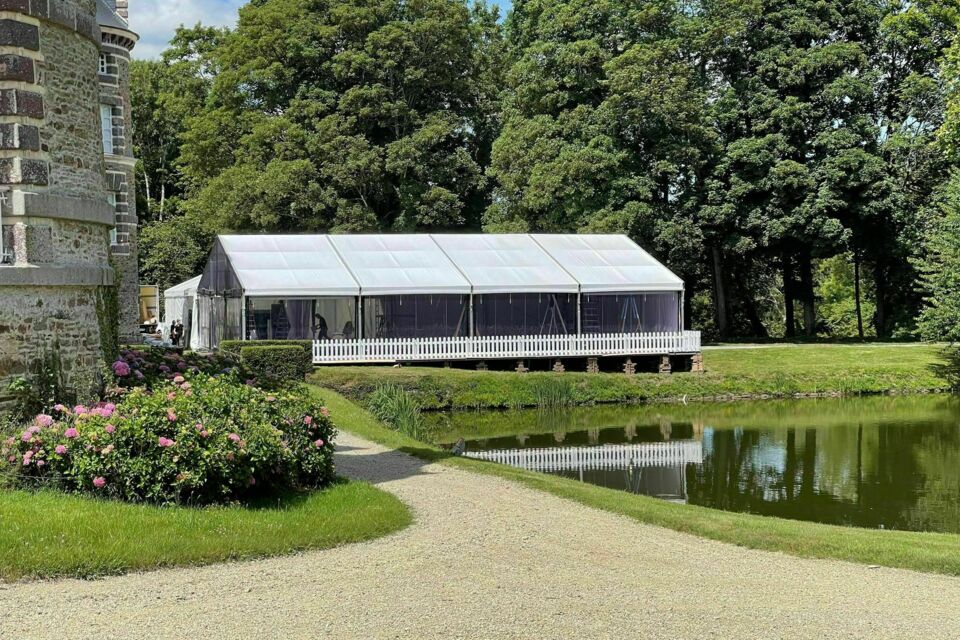ABC Salles - Le Manoir de Launay Blot, une merveille architecturale nichée dans la verdure de la campagne française.
