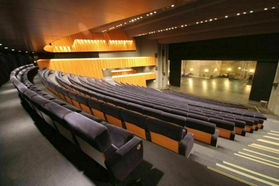 ABC Salles - C'est à Vélizy-Villacoublay que vous découvrirez le Théâtre de l'Onde d'Art. Un établissement parfait pour l'organisation de séminaires d'entreprise. 