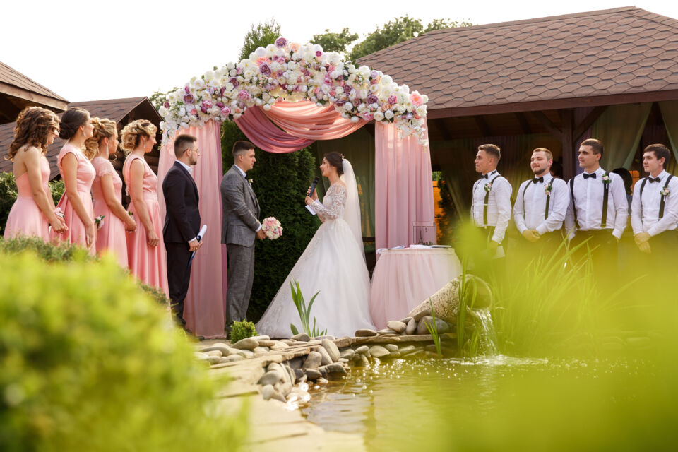 Adobe Stock - Photo d'illustration - En 2023, les couples réinventent les traditionnels vœux de mariage avec originalité, comme le montre l'augmentation des recherches autour de cette thématique sur Pinterest.