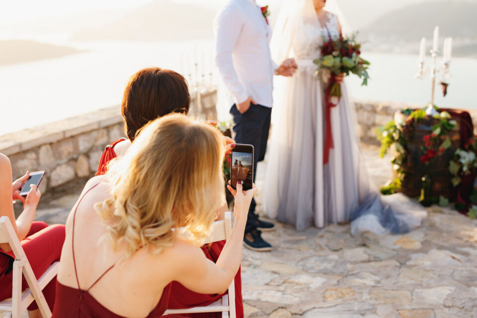 Adobe Stock - Photo d'illustration - Equipés de leurs téléphones portables et appareils photos jetables, les invités se transforment en photographes pour immortaliser les moments forts de nos célébrations.