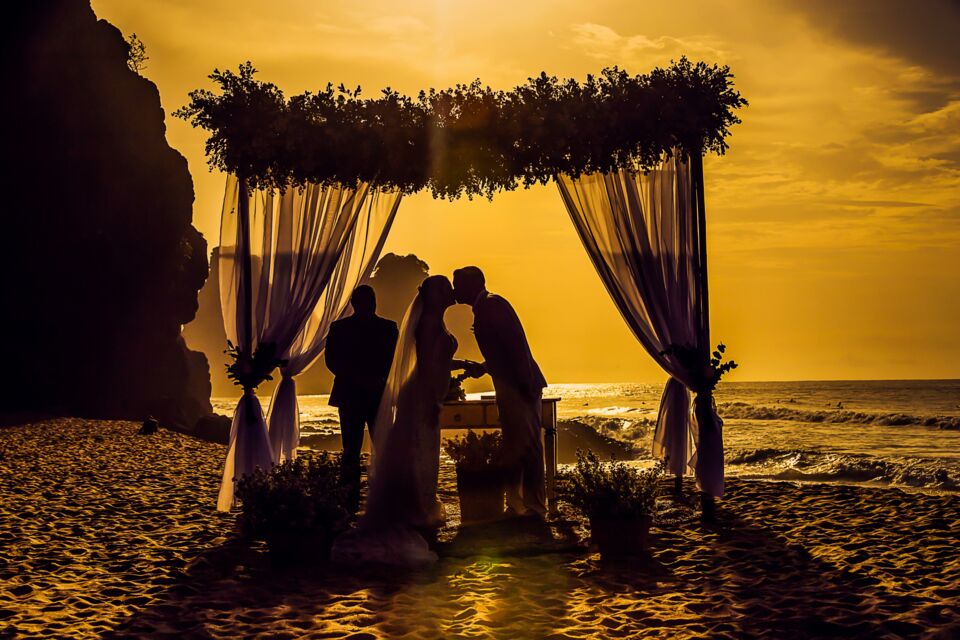 Pexels – Photo d’illustration - Chargé d’unir les époux, l’officiant de cérémonie de mariage doit aussi les aider à se préparer en les écoutant et les guidant. 