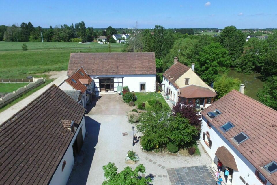 ABC Salles - La Ferme d'Allou, un lieu plein de charme où donner vie à des soirées animées de pétanque ou de concours de tennis de table, pour des moments de convivialité inoubliables entre camarades de classe.