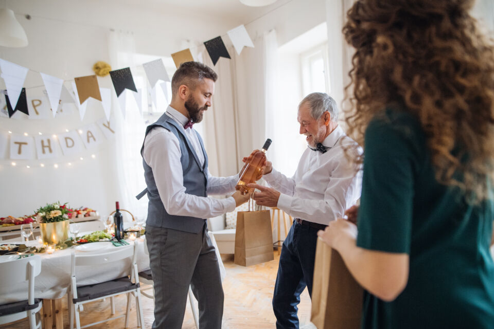 Adobe Stock - Photo d'illustration - L'idée de présenter une bouteille de vin en cadeau reste incontestablement populaire. Mais comment être sûr de ne pas se perdre parmi les multiples options ? Ces astuces avisées vous guideront pour charmer vos proches avec un nectar exceptionnel.