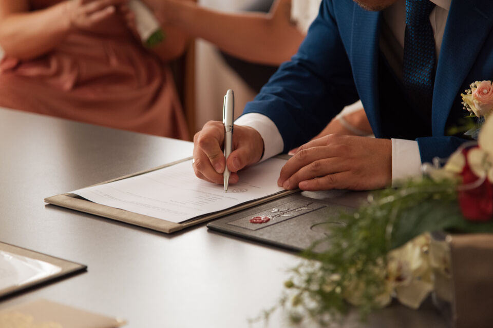 Adobe Stock – Photo d’illustration - Avant de plonger dans les préparatifs de votre réception de mariage, n'oubliez pas les démarches administratives essentielles pour assurer le bon déroulement de vos noces.