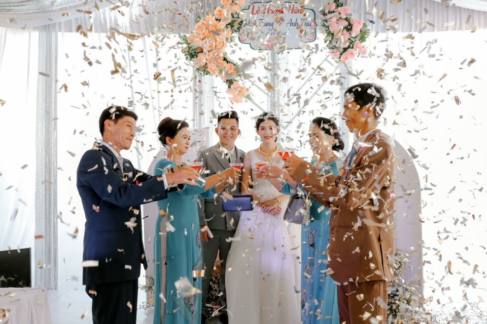 Pexels – Photo d’illustration - Faire preuve de gratitude envers ses parents le jour de son mariage est une belle manière de les toucher.