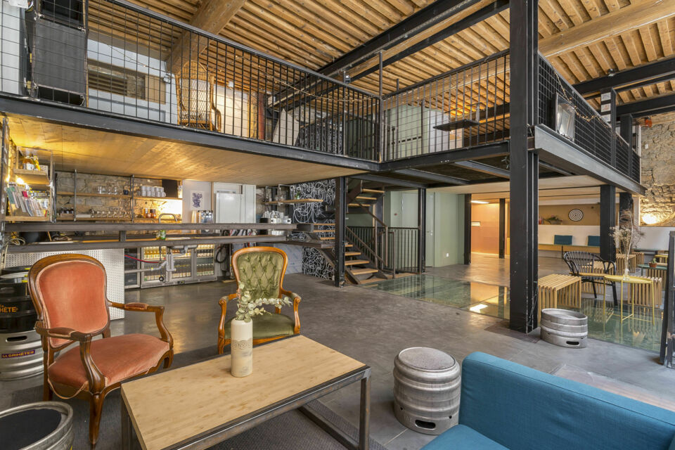 ABC Salles - Les Woraces, nouvel espace atypique de plus de 270 m² situé à Lyon, met à votre disposition un vidéoprojecteur pour diffuser vos matchs de rugby.