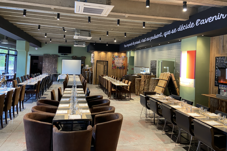 ABC Salles - L'Atelier by Une Faim d'Apprendre offre des options personnalisées et modulables pour les grands groupes et possède tout le matériel nécessaire pour la projection de votre match de rugby sur place.