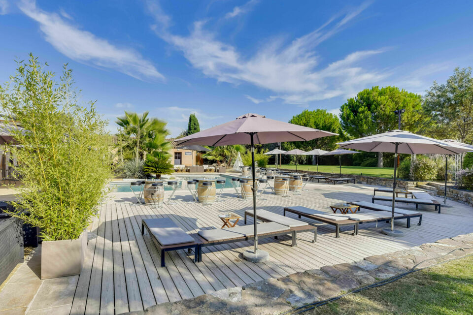 ABC Salles -  le Mas du Cheval vous ouvre ses portes dans un cadre enchanteur et ensoleillé, en bord de piscine et avec une vue imprenable sur la Méditerranée.