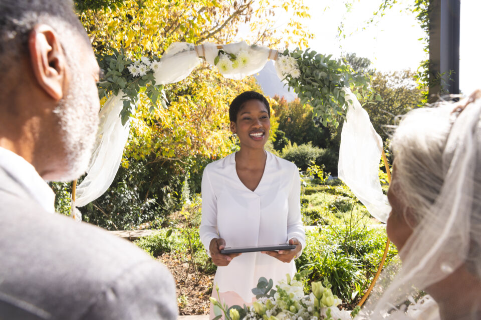 Adobe Stock – Photo d’illustration - Le choix de l'officiant est essentiel pour une cérémonie de mariage réussie, qu'elle soit religieuse, laïque ou symbolique. 