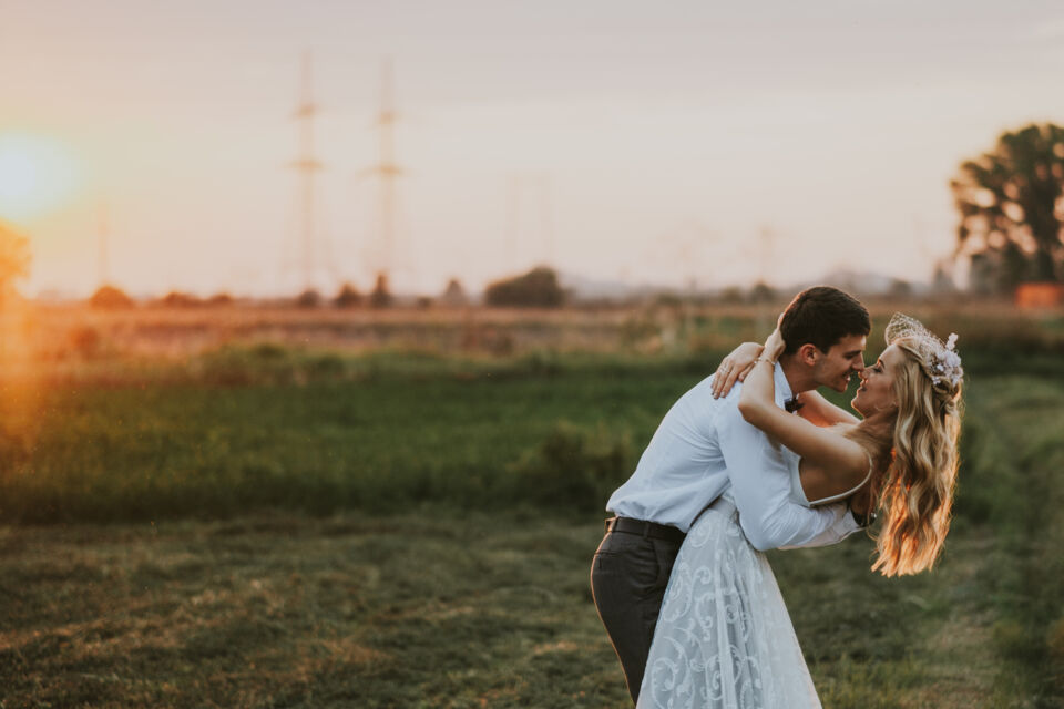 Adobe Stock - Photo d'illustration - En 2023, près de 12 000 mariages ont été célébrés par des jeunes de moins de 25 ans, soit six fois plus qu'auparavant, une tendance largement influencée par les demandes en mariage partagées sur les réseaux sociaux.