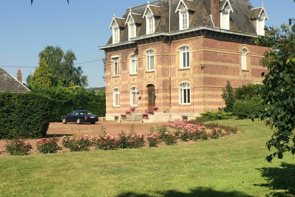 ABC Salles - Le Domaine les Racines dispose d'un jardin arboré, s'étendant sur une vaste superficie de 2 hectares et se situe à proximité d'une salle de trampoline.