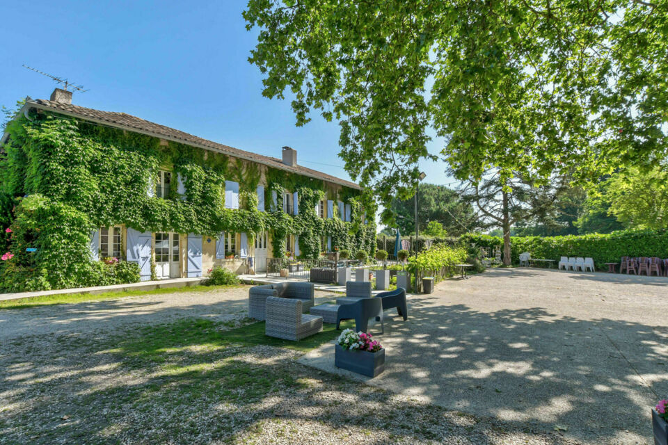 ABC Salles - Le Domaine le Moulin propose des équipements de loisir sur place, notamment un espace trampoline.