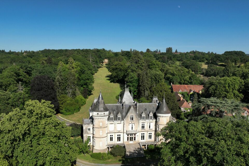 ABC Salles - Situé dans l’Indre, au cœur du Berry, le Château de la Rose possède une grande terrasse du château, qui offre une vue imprenable sur un parc intime et la vallée de l’Auzon.