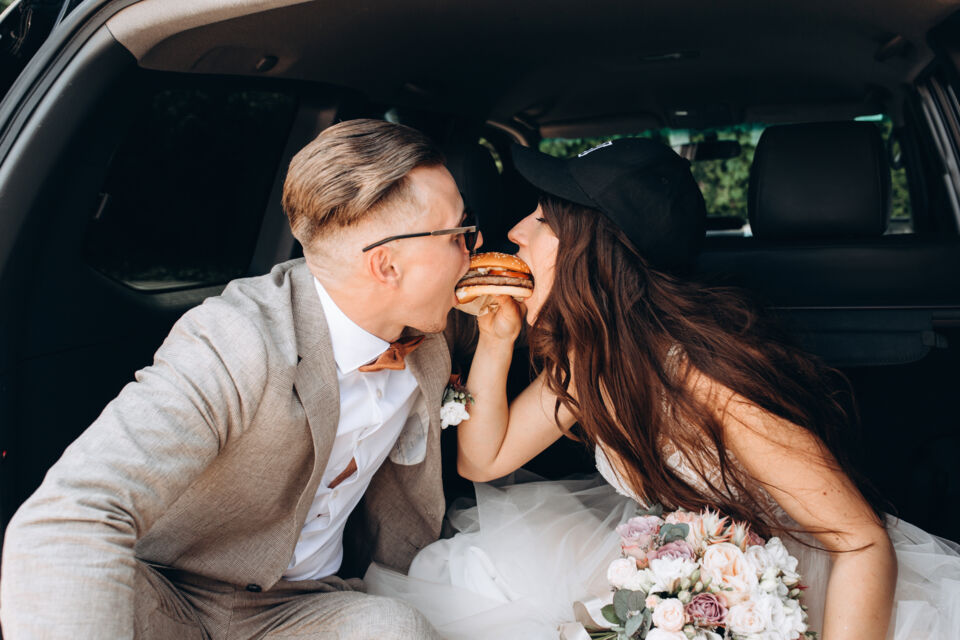 Adobe Stock - Photo d'illustration - À Beauvais, un couple au budget limité, pour la partie traiteur notamment, a apporté une touche d'originalité en choisissant les burgers de McDonald's comme repas de mariage, surprenant ainsi ses invités.