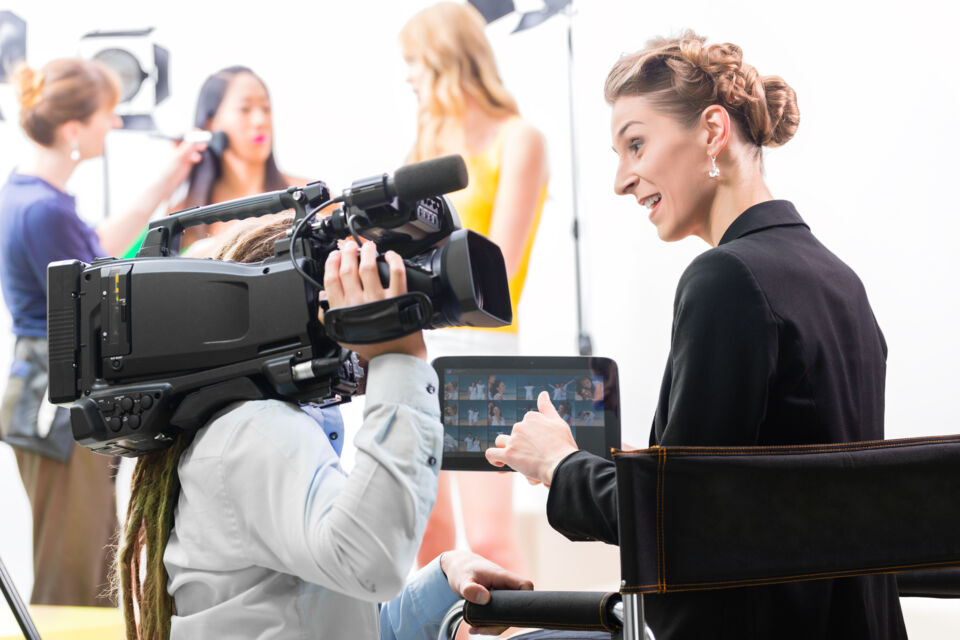 Adobe Stock - Photo d'illustration - Renforcez la cohésion de votre équipe en les transformant en vedettes d'un jour dans leur propre film lors d'une journée de team building hors du bureau.