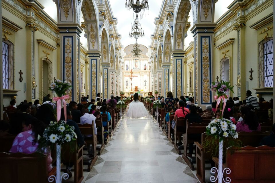 Pexels – Photo d’illustration - Les fleurs et la musique font partie intégrante des cérémonies de mariage catholique.