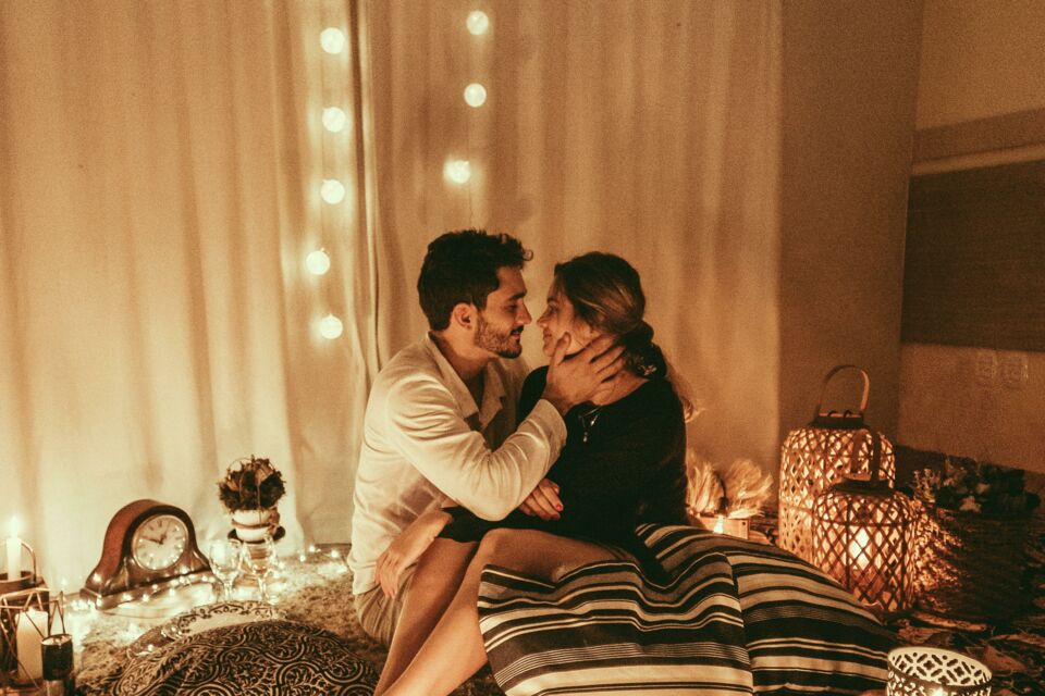 Pexels - Photo d'illustration - Les couples qui fêtent leurs 10 ans de mariage célèbrent leurs noces d'étain.