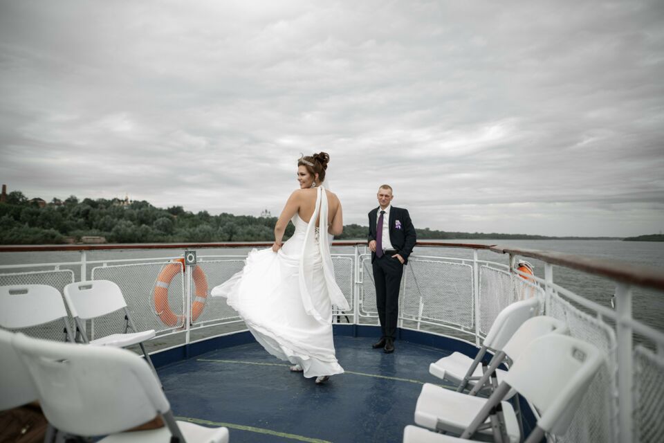 Pexels - Photo d'illustration - Organiser une cérémonie de mariage ou une réception sur un bateau est aussi magique que synonyme de défis.